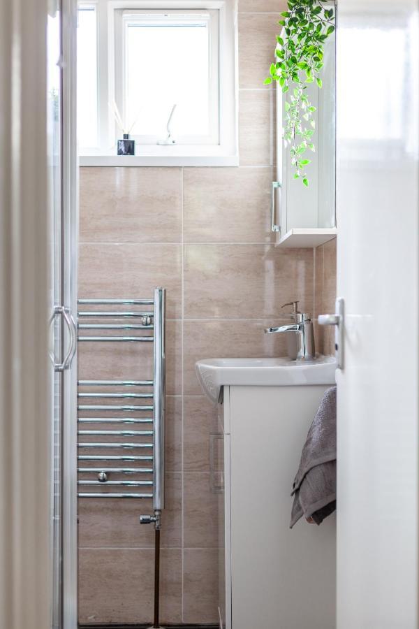 Arte Stays - 3-Bedroom Bright House London, Haggerston, Garden, Parking, 8 Min Walk To Haggerston Station, Weekly Or Monthly Stays, Serviced Accommodation - 7 Guests Extérieur photo